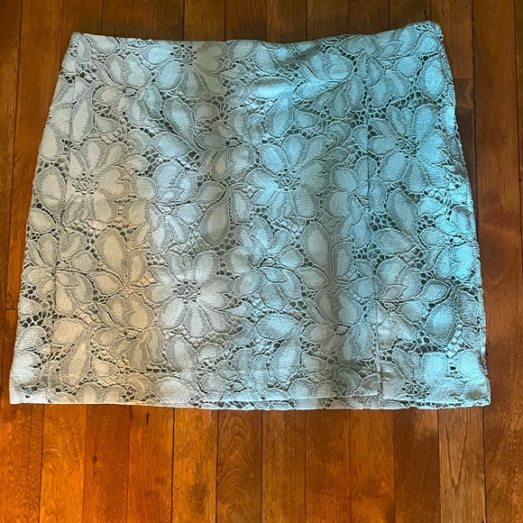New with Tags - H&M Lace Mini skirt - Picture 2 of 3